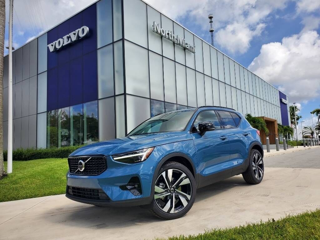 2025 VOLVO XC40