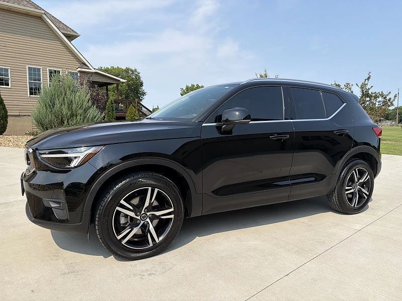 2023 VOLVO XC40