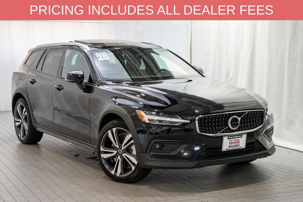 2025 VOLVO V60CC