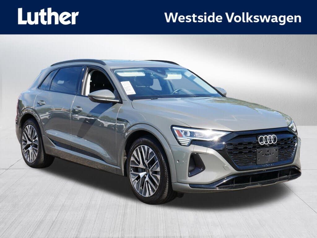 2024 AUDI Q8
