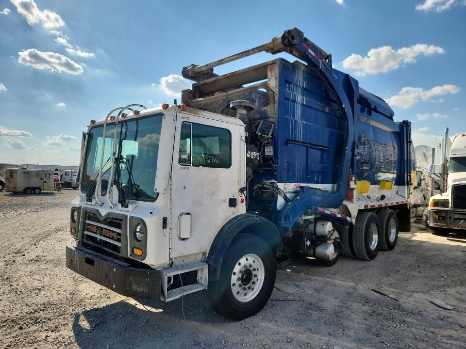 2013 MACK MRU