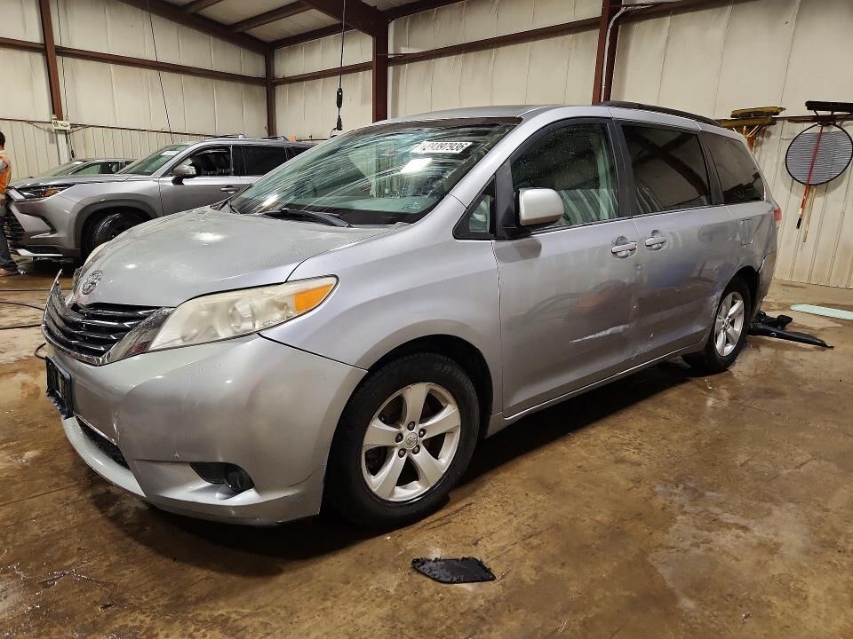 2013 TOYOTA Sienna