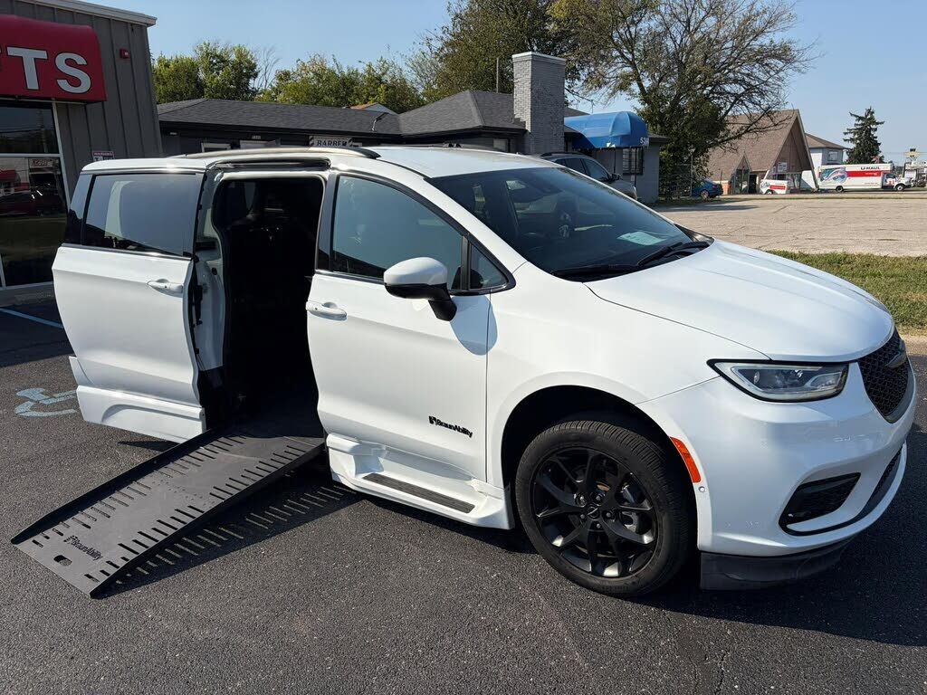 2023 CHRYSLER Pacifica