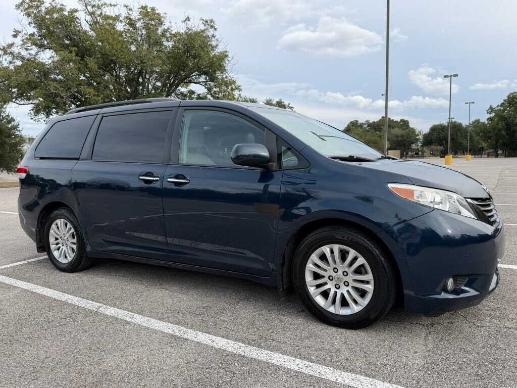 2011 TOYOTA Sienna