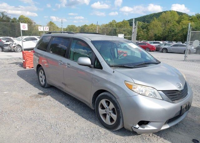 2011 TOYOTA Sienna