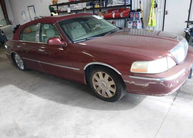 2004 LINCOLN Town Car
