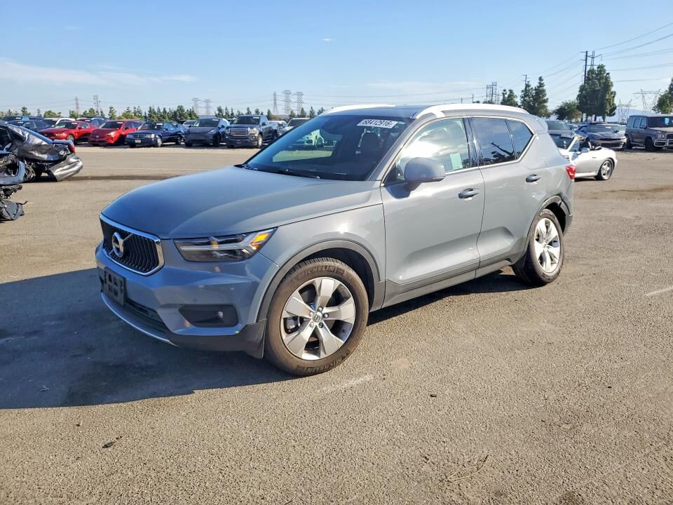 2021 VOLVO XC40
