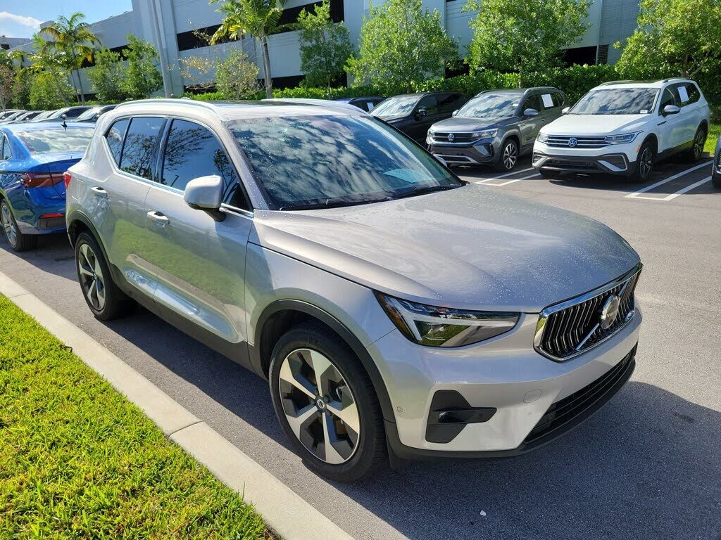 2024 VOLVO XC40