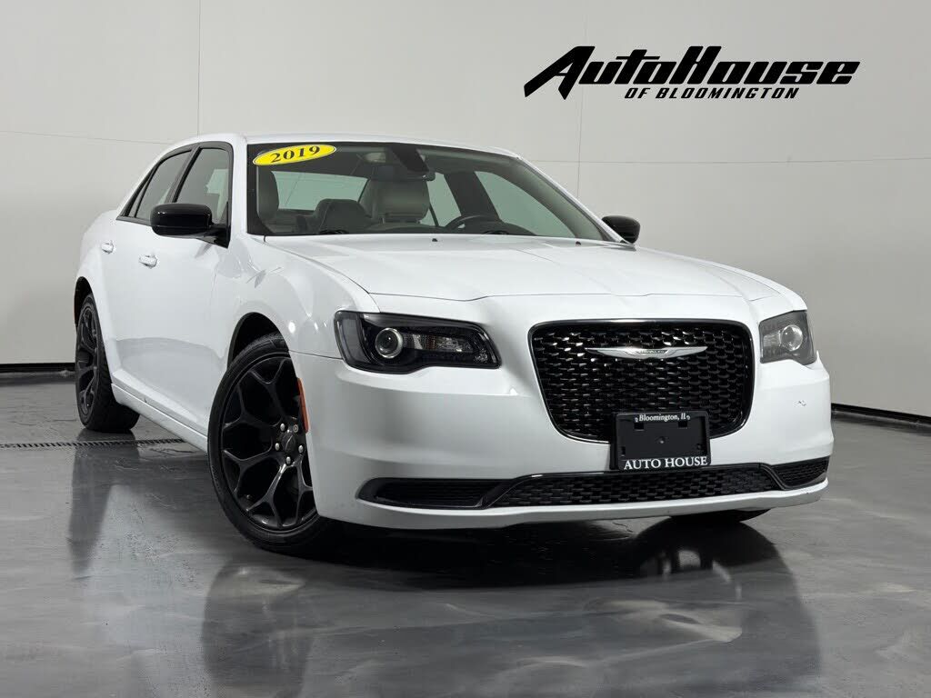 2019 CHRYSLER 300