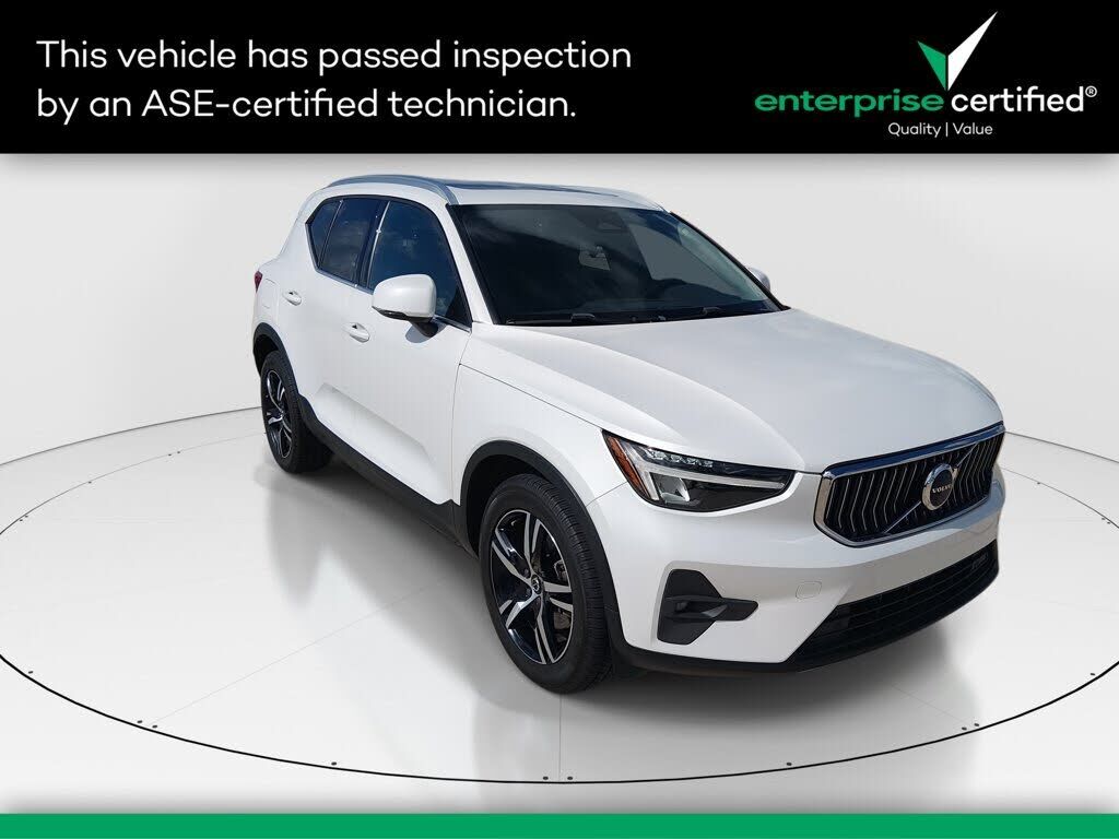 2023 VOLVO XC40