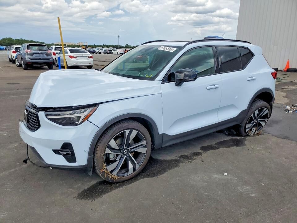 2026 VOLVO XC40