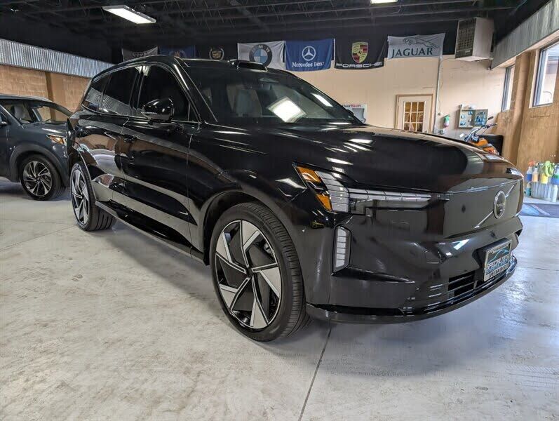 2025 VOLVO EX90