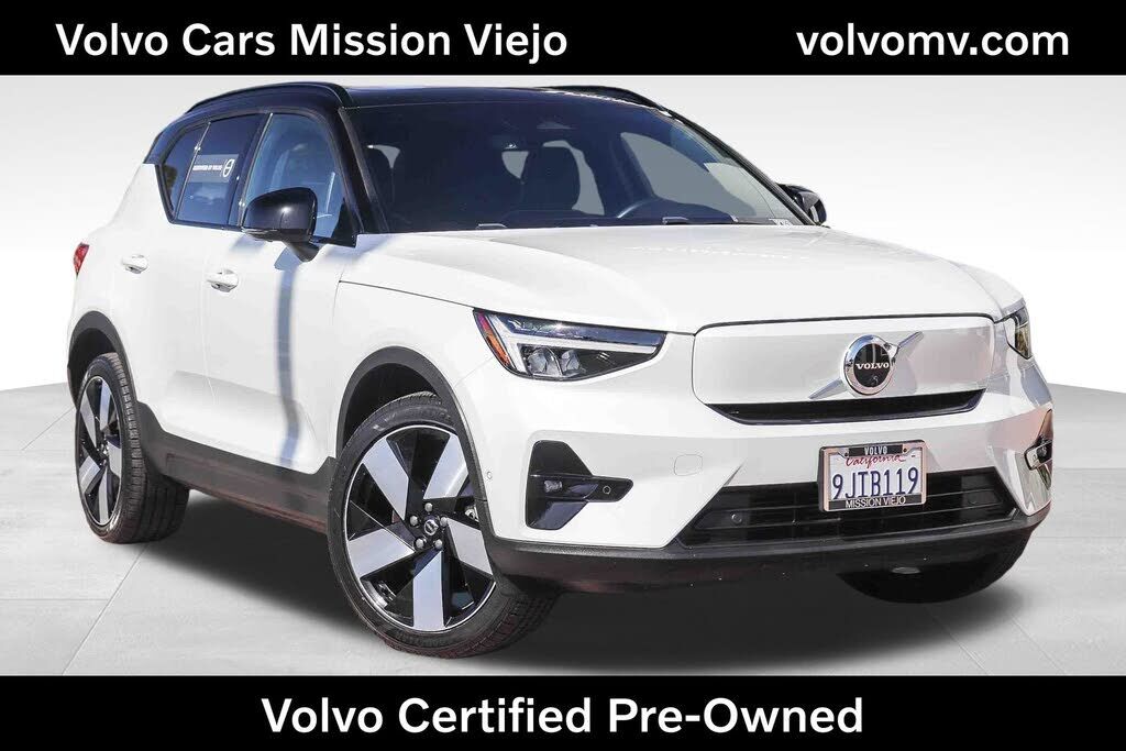2023 VOLVO XC40
