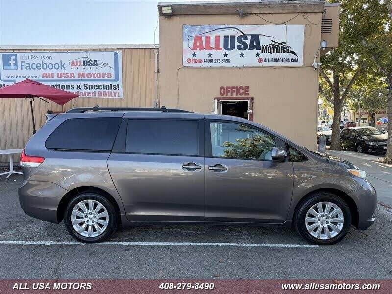 2011 TOYOTA Sienna