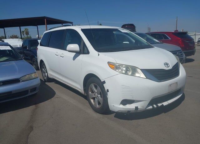 2011 TOYOTA Sienna