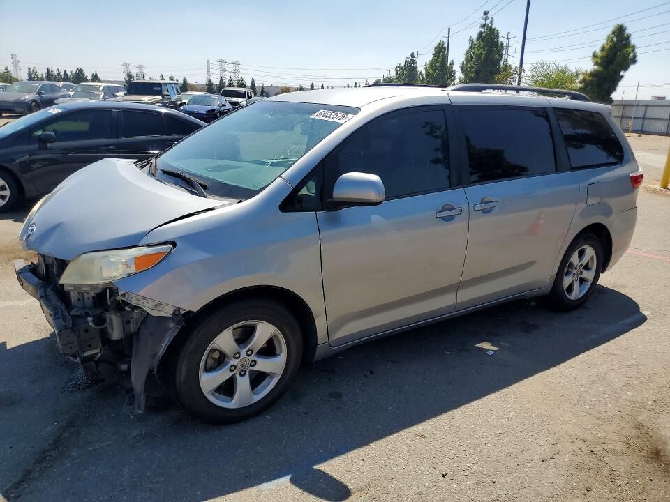 2017 TOYOTA Sienna