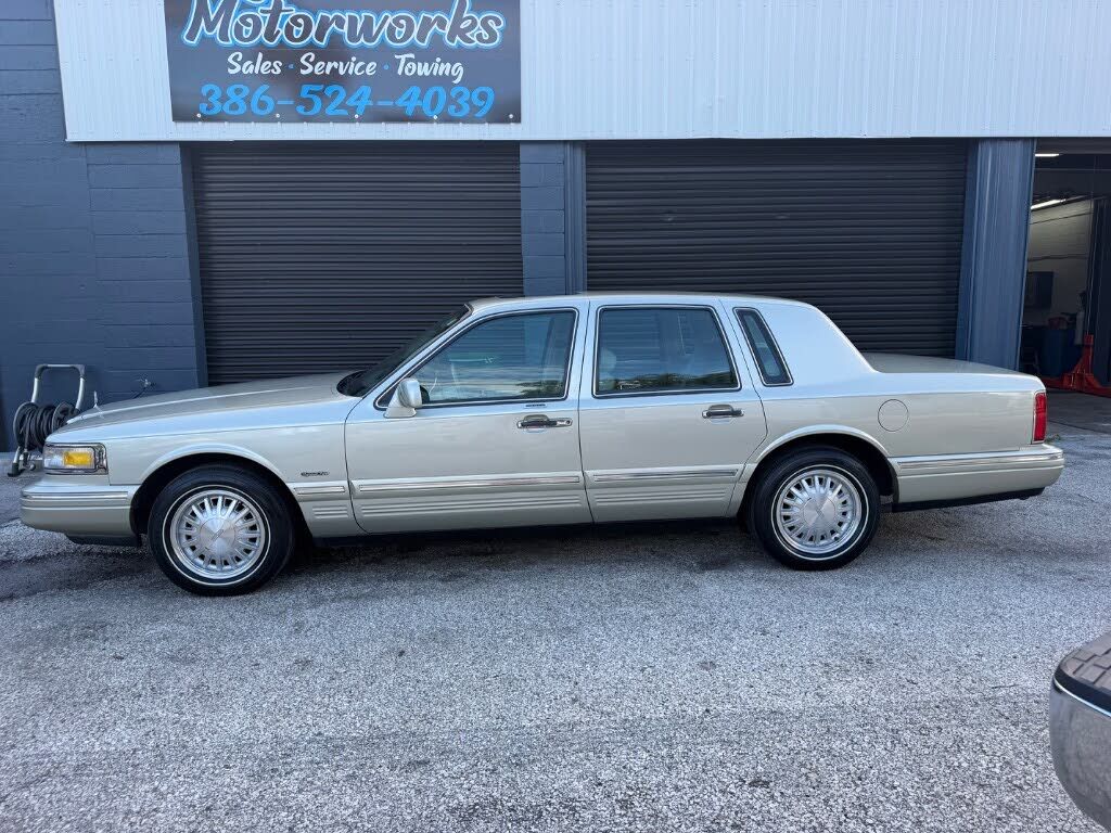 1997 LINCOLN Town Car