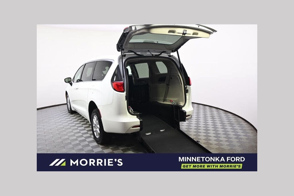 2023 CHRYSLER Voyager