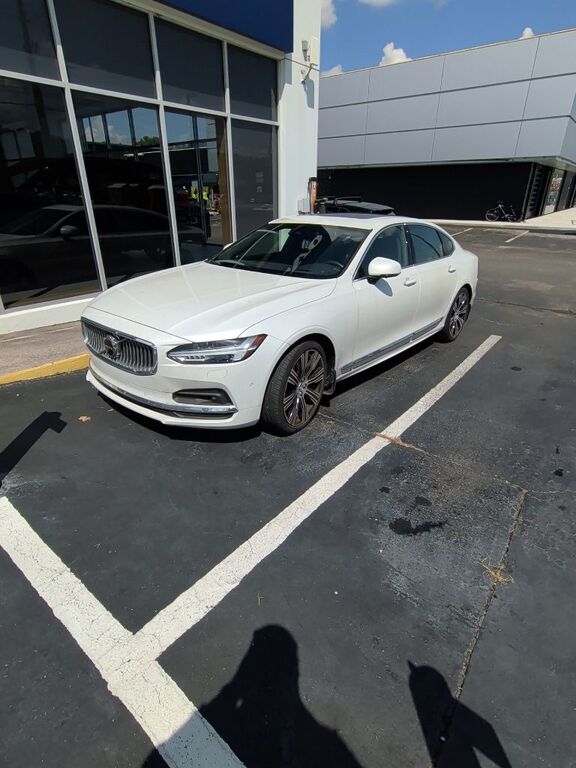2022 VOLVO S90