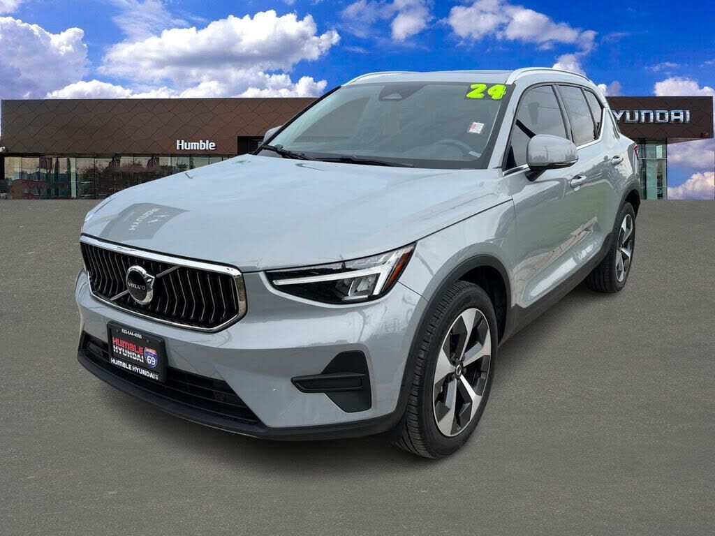 2024 VOLVO XC40