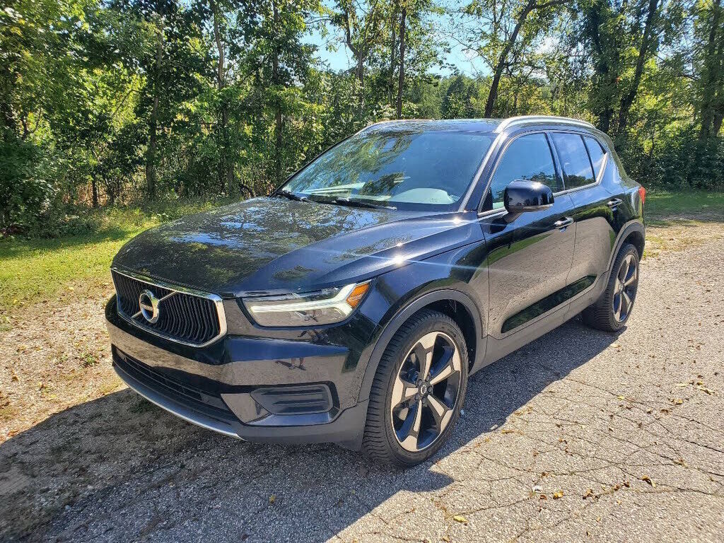2022 VOLVO XC40