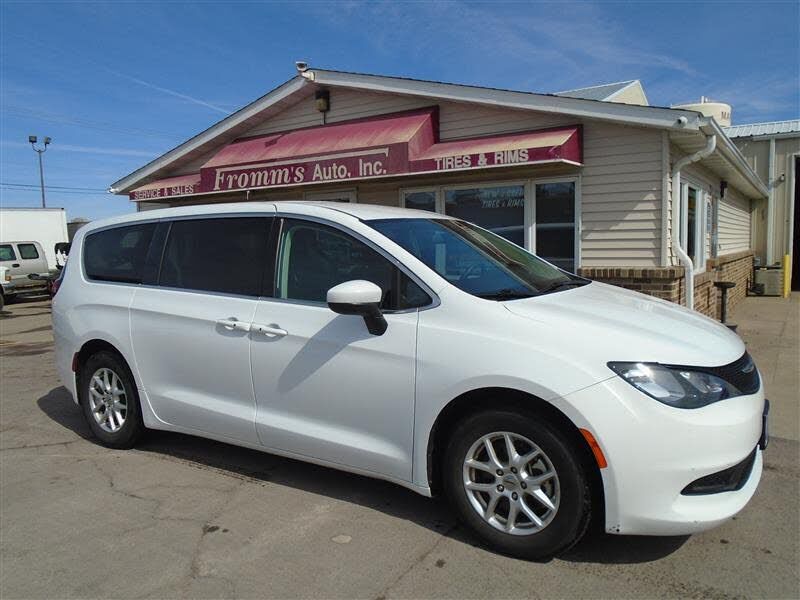 2022 CHRYSLER Voyager
