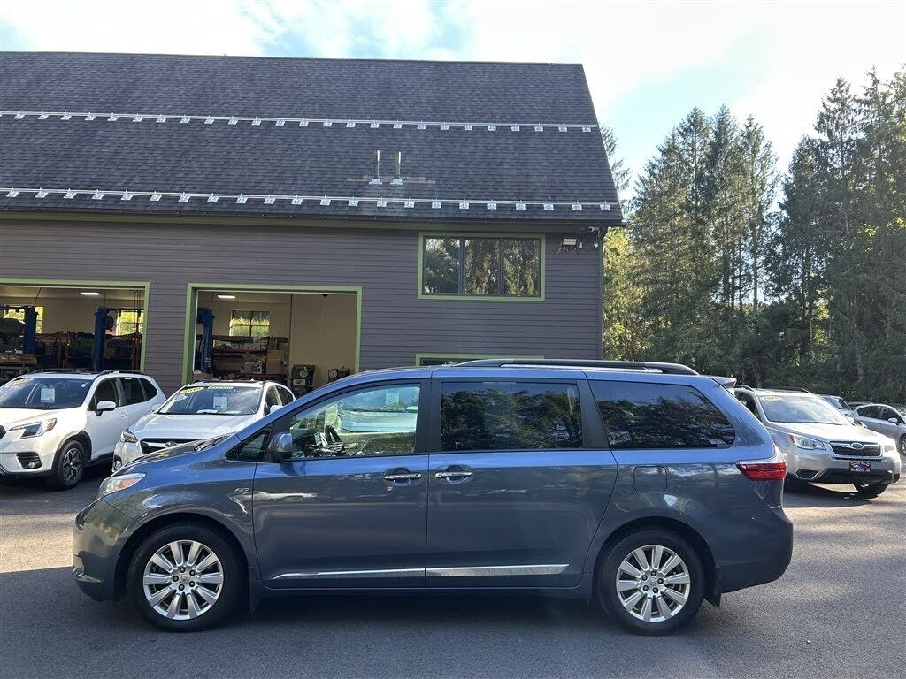 2017 TOYOTA Sienna