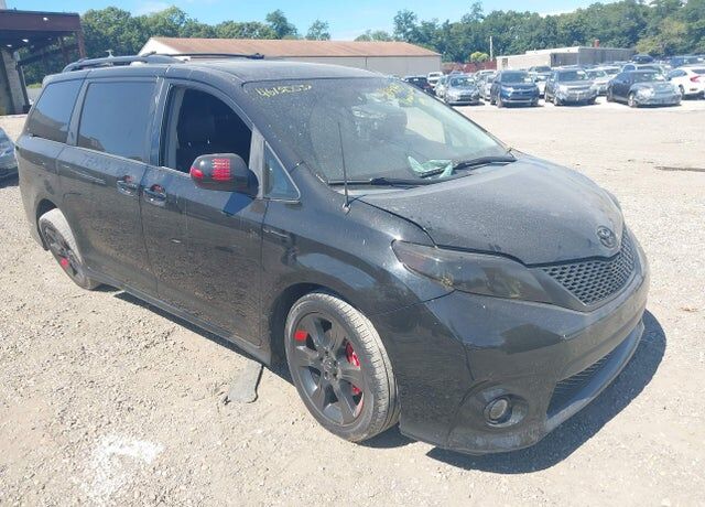 2011 TOYOTA Sienna