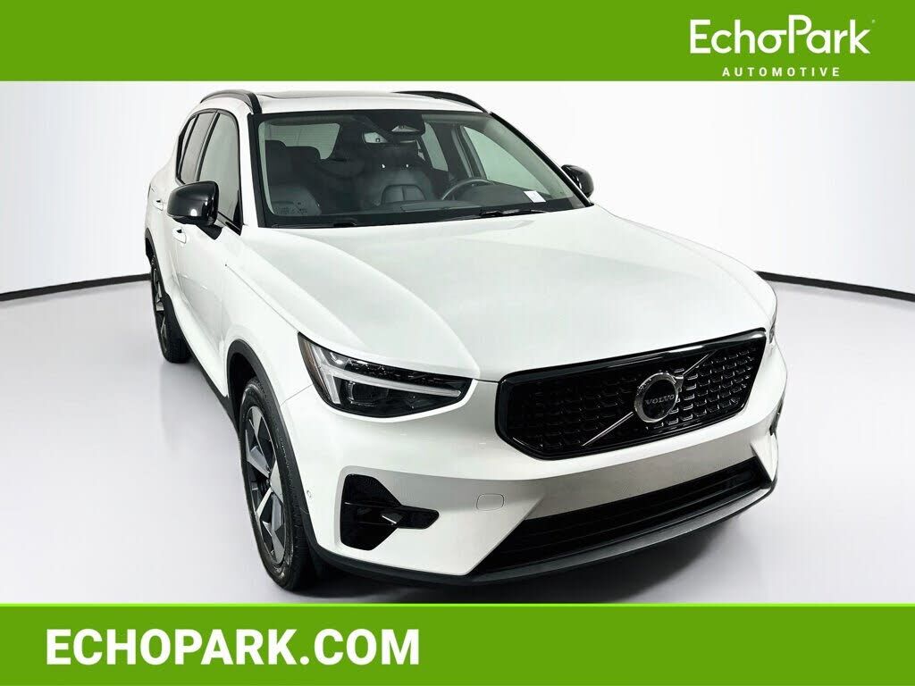 2026 VOLVO XC40
