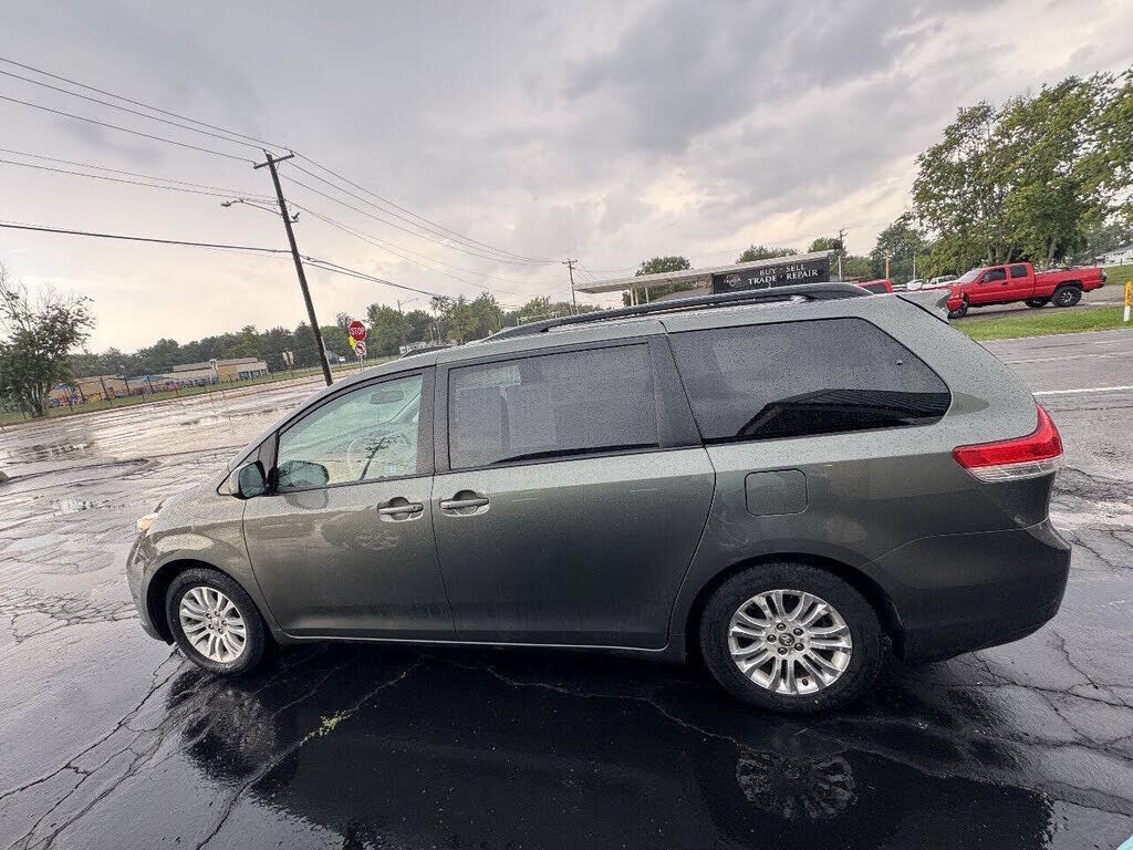 2011 TOYOTA Sienna