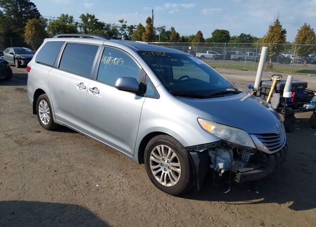 2015 TOYOTA Sienna