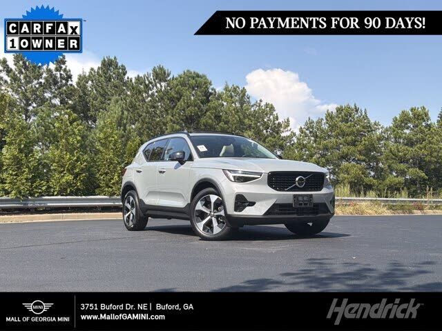 2025 VOLVO XC40