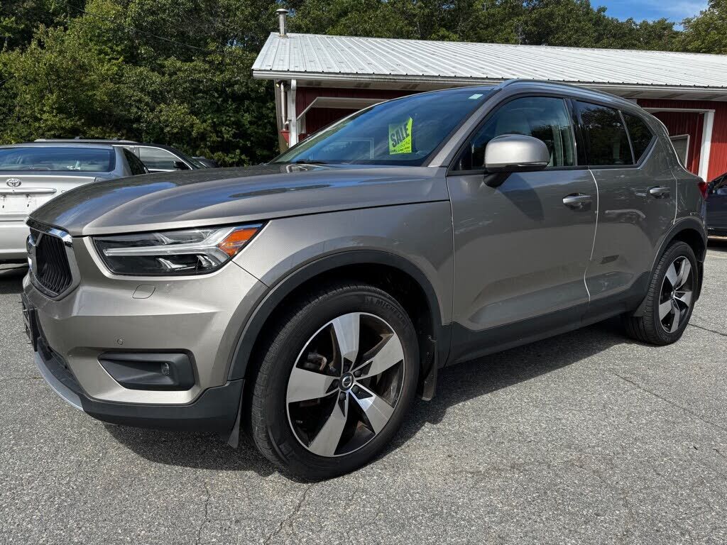 2022 VOLVO XC40