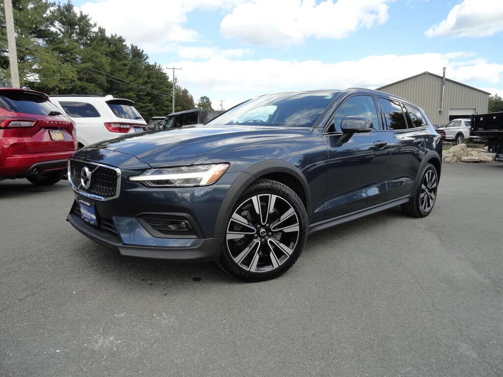 2022 VOLVO V60CC