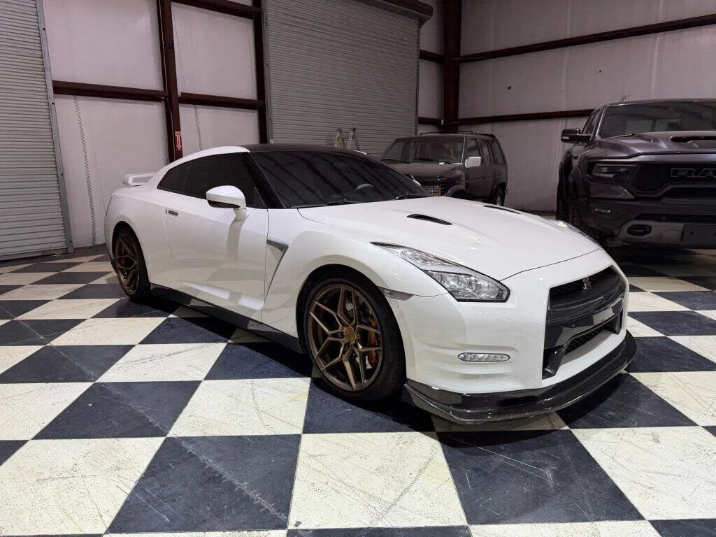 2016 NISSAN GT-R