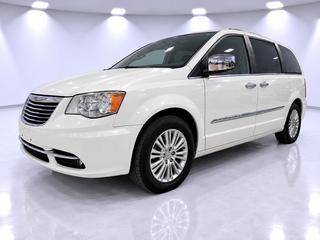 2013 CHRYSLER Town and Country