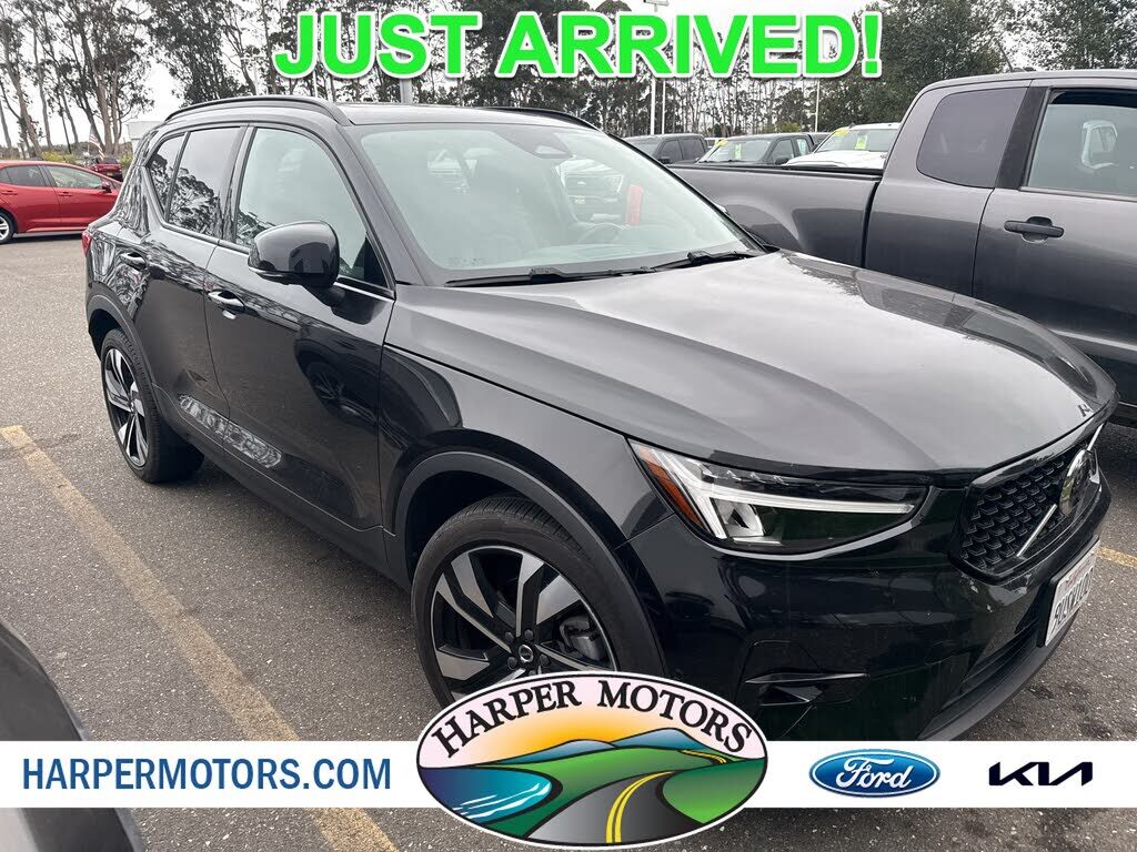 2025 VOLVO XC40