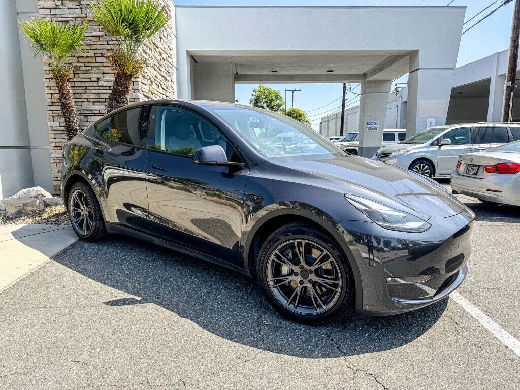 2024 TESLA Model Y