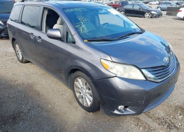 2011 TOYOTA Sienna