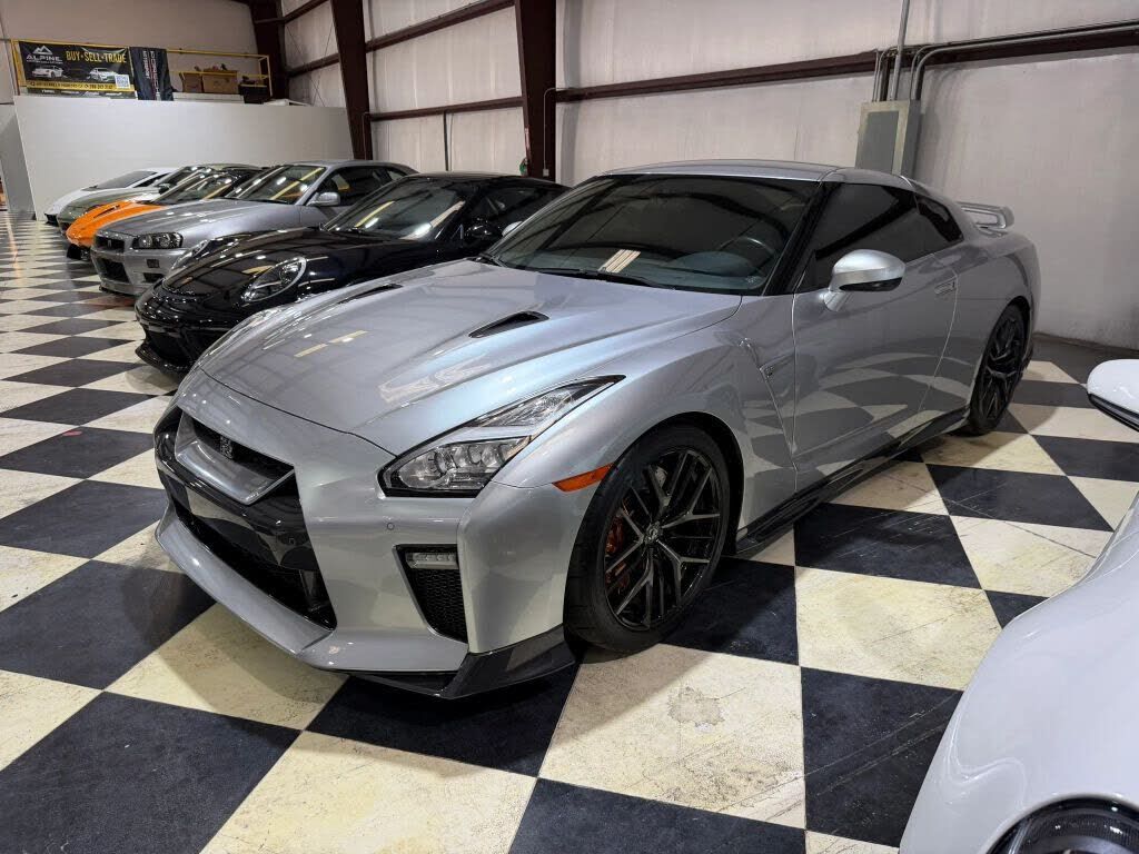 2017 NISSAN GT-R