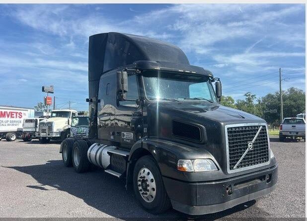 2015 VOLVO TRUCK VNM