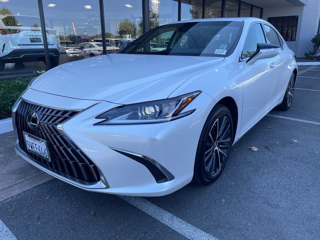 2025 LEXUS ES