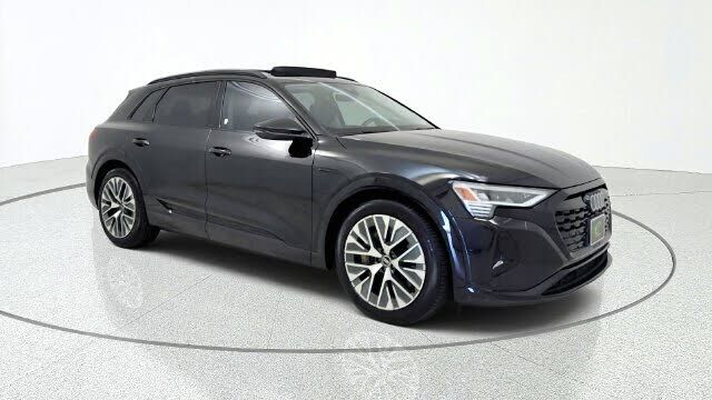 2024 AUDI Q8