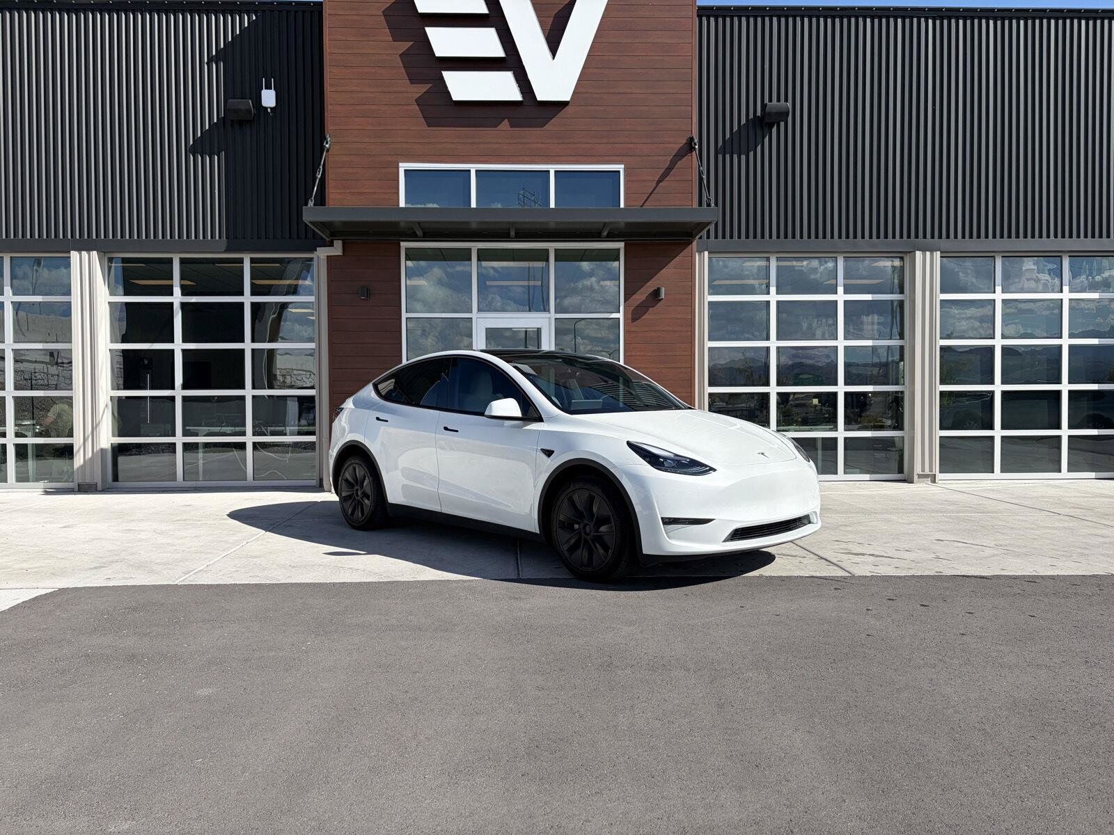 2025 TESLA Model Y