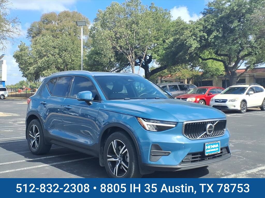 2023 VOLVO XC40