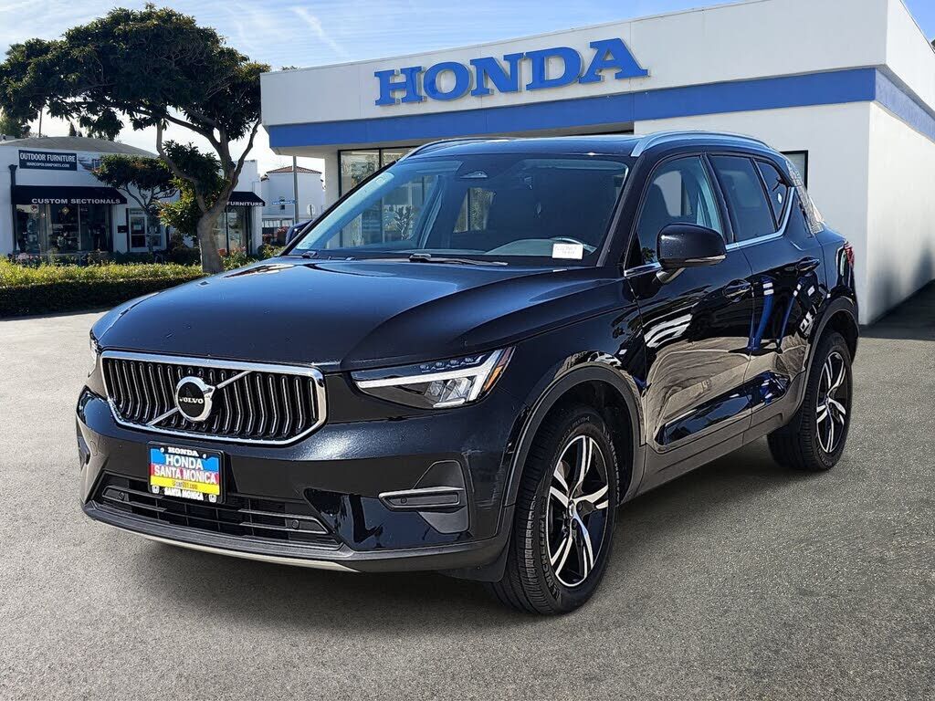 2024 VOLVO XC40