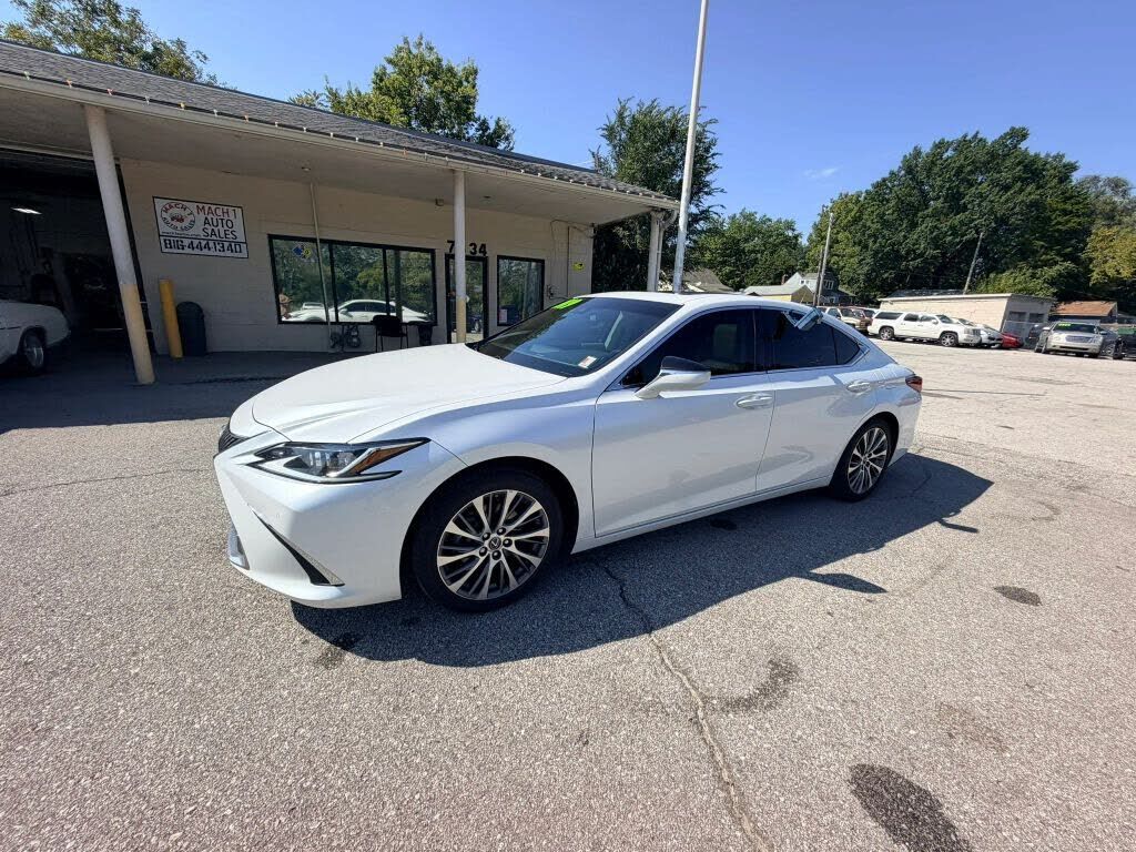 2019 LEXUS ES