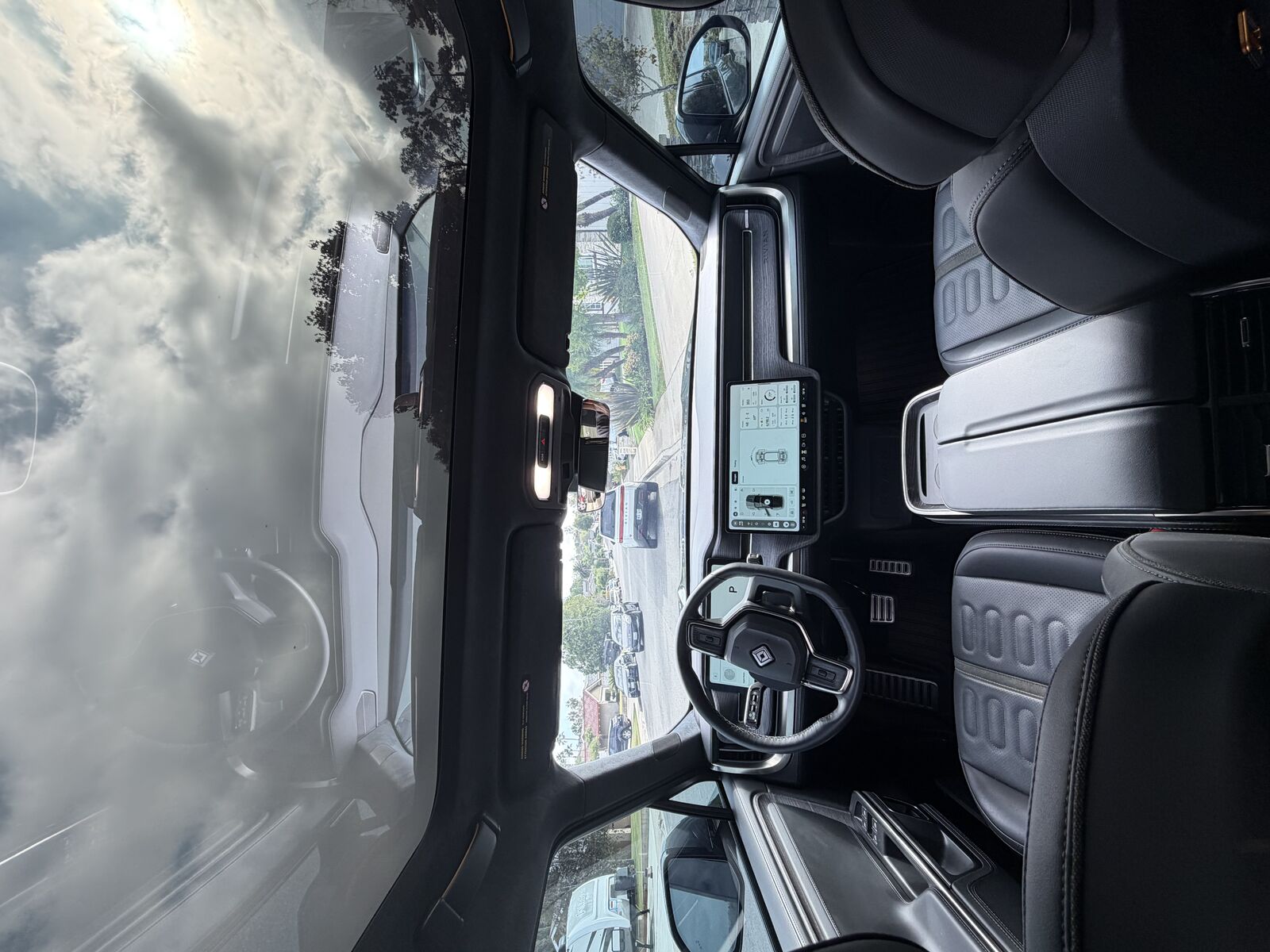 2023 RIVIAN R1S
