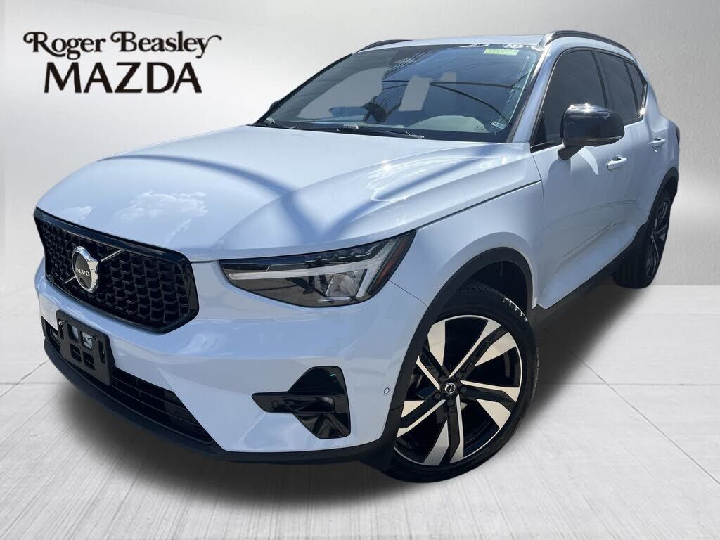 2024 VOLVO XC40