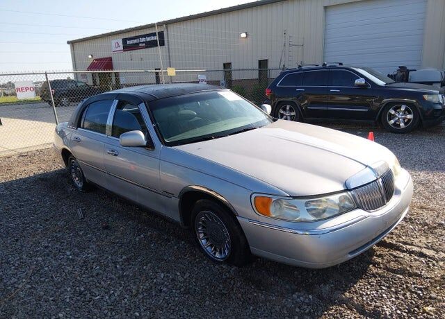 1999 LINCOLN Town Car